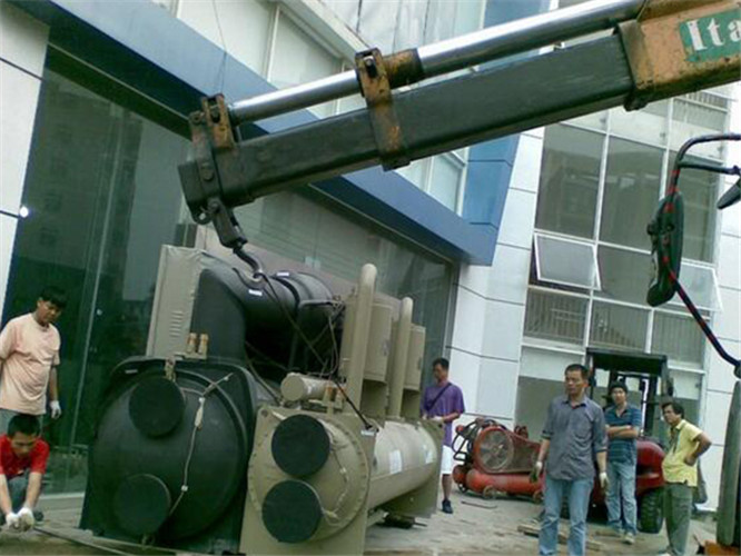 安州区随车吊和汽车吊的核心区别是什么？哪种更省钱？